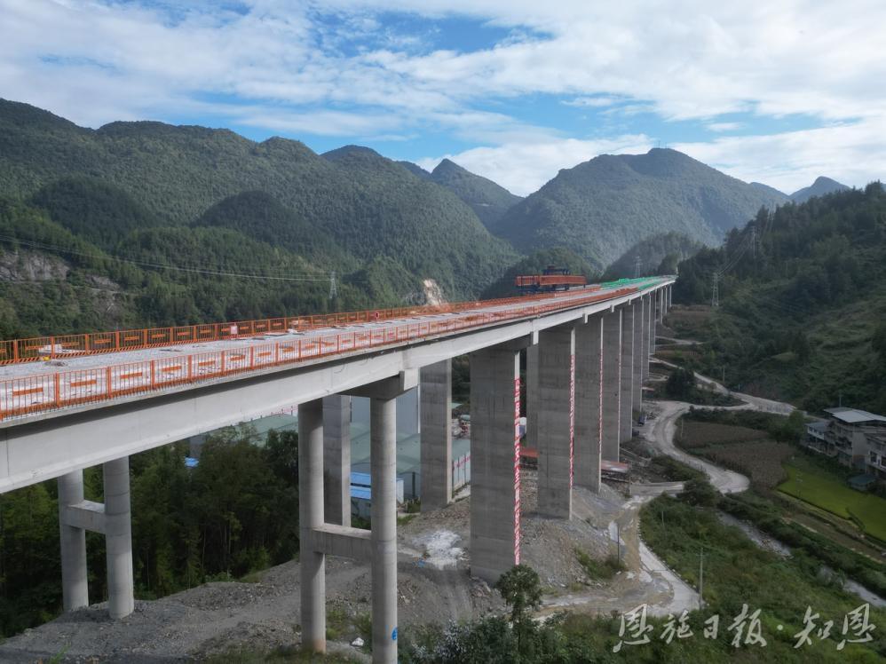 工人日报客户端丨利咸高速公路纳水溪1号大桥全幅贯通